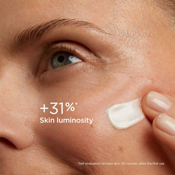 Woman wearing SOS Primer White by Clarins to illustrate that it reduces signs of fatigue by 20%.