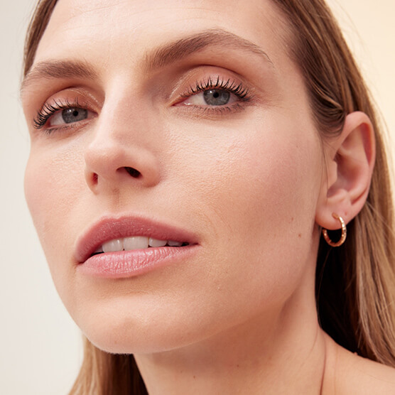 Model wearing Double Serum Light Texture