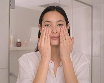 How to apply an eye contour treatment?